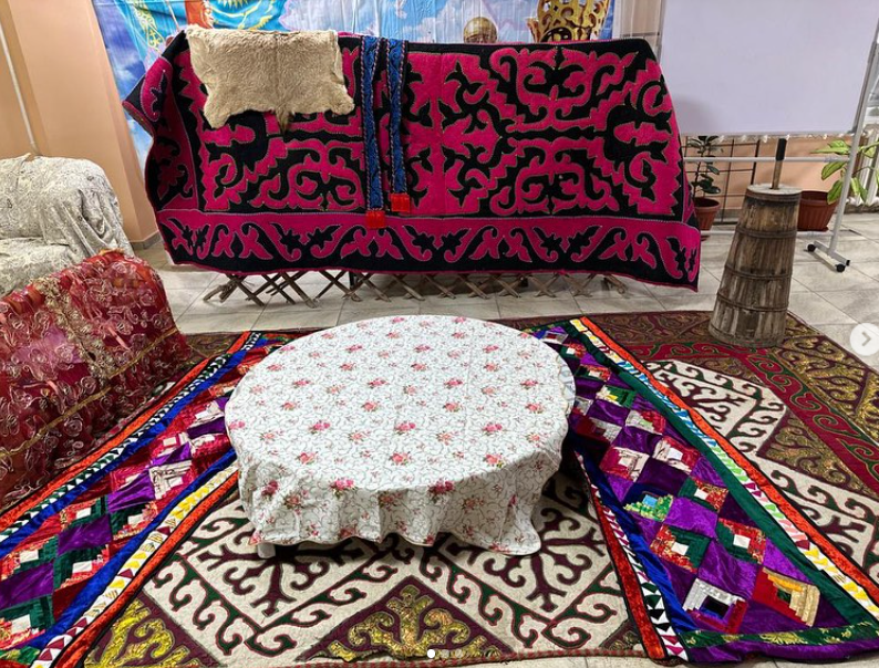 «Тарих-ғасырлар куәсі» тақырыбындағы тарих пәнінің онкүндік жоспарына орай ұйымдастырылған көрме.