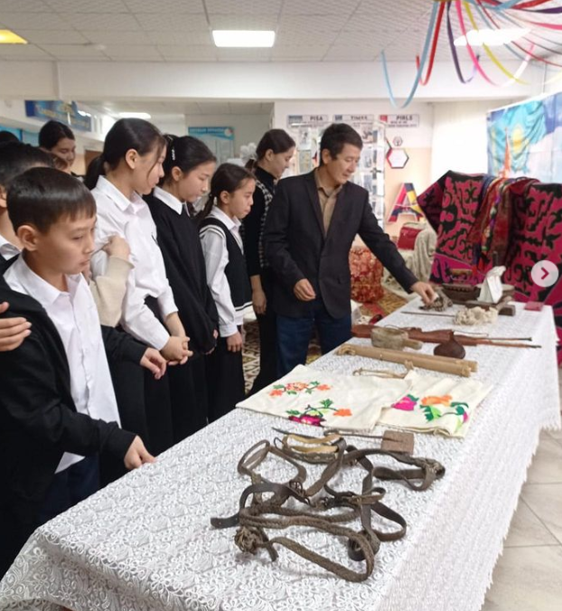 “Қазақтың қолданбалы өнері” сыныптан тыс мұражай көрмесі болды.