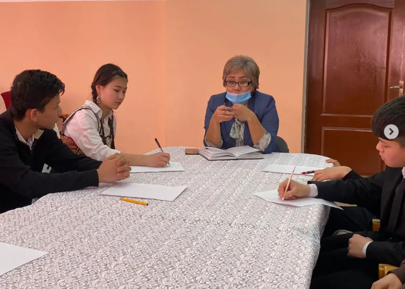 “Директор сағаты” жобасы аясында "Жас Қыран" өзін-өзі басқару ұйымымен алдағы уақытта мектебімізде өткізілетін іс-шараларды ақылдасып, өз ойларын талқыға салды.