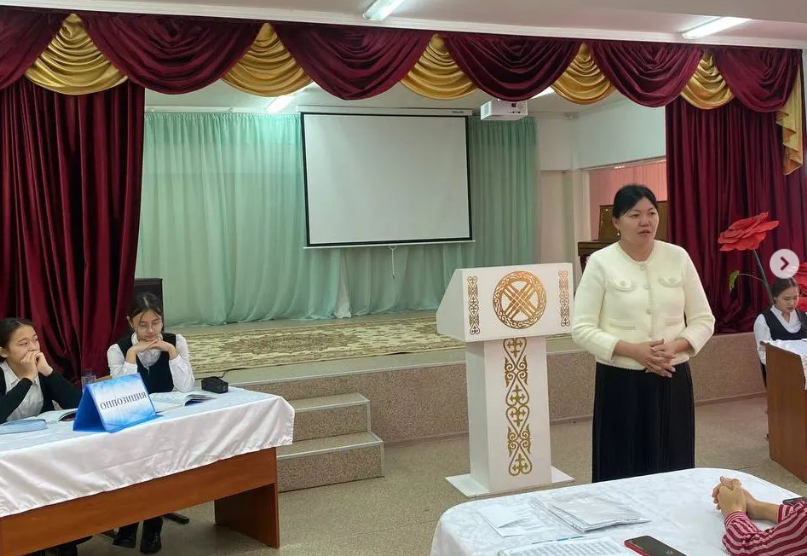 8 сыныптар арасында "ДОСБОЛLAIKE: достық қолын соз" акциясы бойынша дебат ұйымдастырылды.