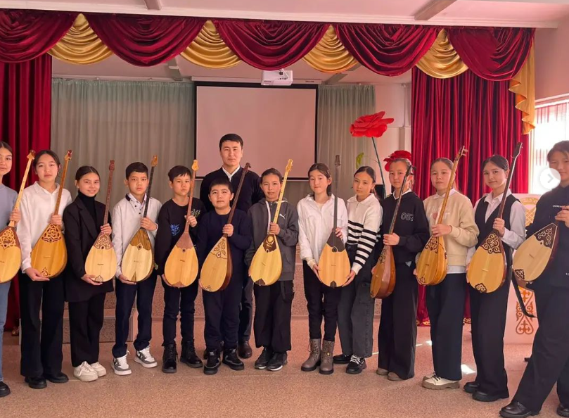 “Шалқар өнер мектебі” жұмысы аясында мектебімізде "Домбыра" үйірмесі жүргізілуде.