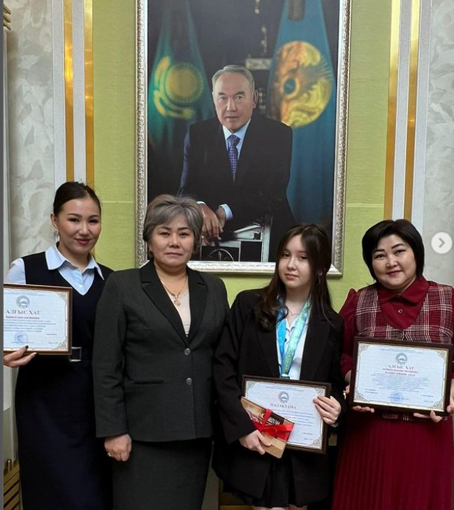 Республикалық Ауыл олимпиадасының жеңімпазы 10-сынып оқу Анеляны Қарасай білім бөлімінің басшысы А.Еркимбаева құттықтап, “Атамекен” музейінде марапаттады.шысы Байдаева
