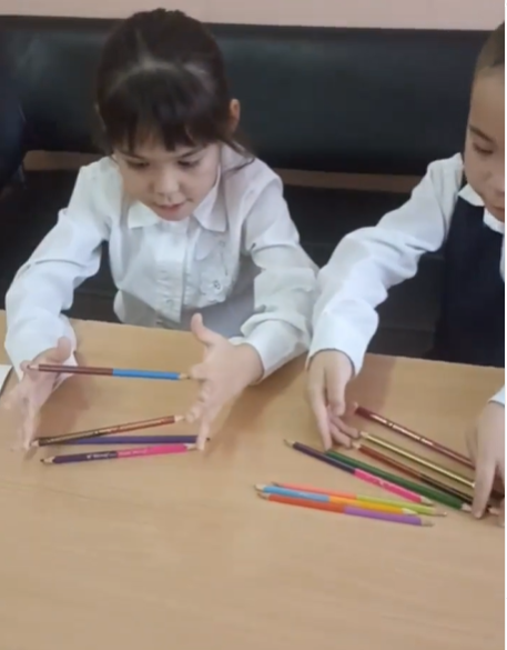 Мектеп психологі Г. Манасова 1 сынып оқушыларымен баланың миын дамытуға арналған жаттығулар жүргізді.