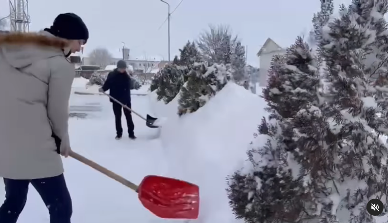 02.02.2024 жылы мектебімізде “Қар десанты” білім алушылар арасында еріктілер күні өткізілді.