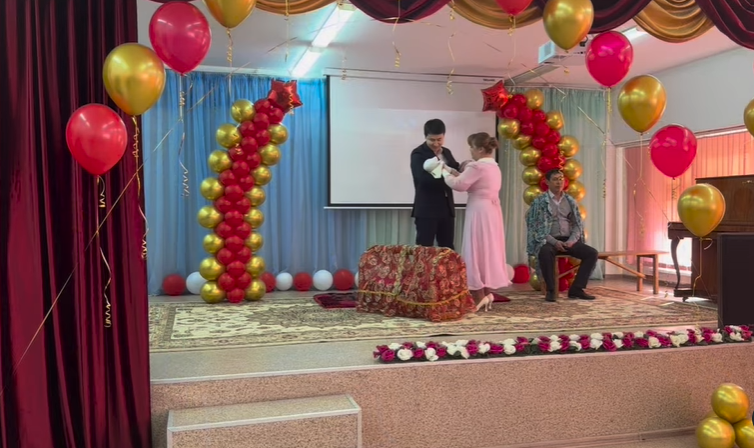 Ақиық ақын Мұқағали Мақатаевтың туған күніне орай мектебімізде “Әр өлеңі - бір әлем” атты әдеби кеш өткізілді.